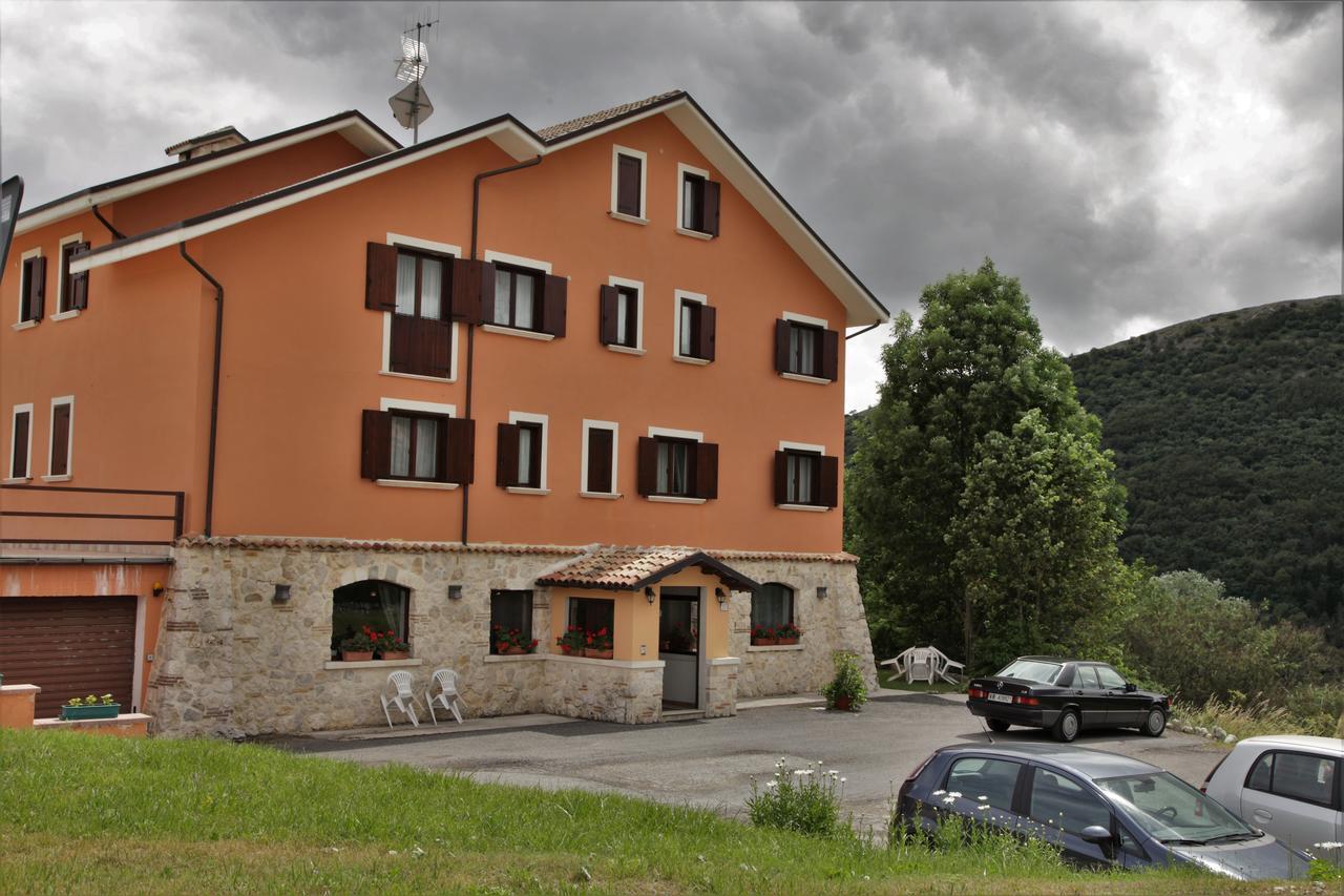 Hotel Il Ghiro Овиндоли Экстерьер фото
